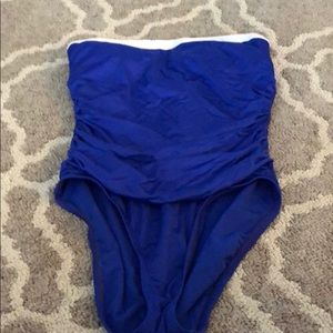 Beautiful bathing suit!!